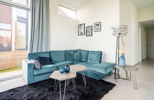 Linden House | Detached waterfront chalet with 4 bedrooms and a terrace