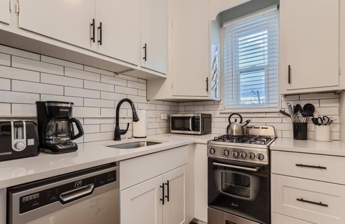 City Park Apartment | Detroit by Modern Midstay/On City Park! #T22
