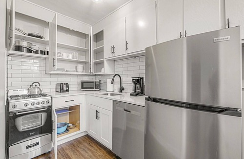 Congress Park Apartment | Detroit by Modern Midstay/On City Park! #T17