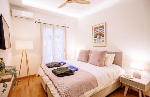 Zakynthos Town Apartment | Deviazi 4 - Charming Apartment for 2 in the Heart of the City-5 Minutes from the beach