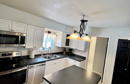 Baraboo House | Devil's Lake Cottage - Family Friendly a block from State Park Entrance! Skiing
