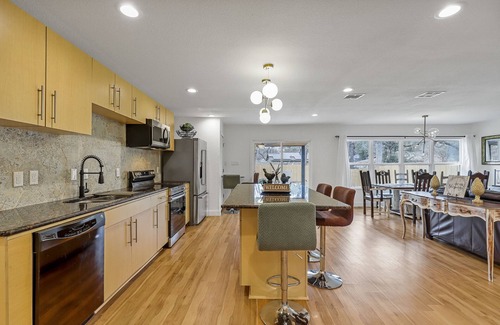 Azle House | DFW Modern Farmhouse Getaway Retreat Near Stockyards, Weddings and Lake