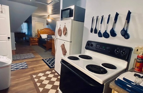 Lawton Apartment | Diamond Apartment with GYM - 2 miles to Fort Sill & 1/2 mile to downtown!