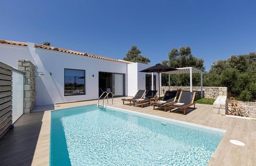 Linoperamata Villa | Diamond Villa with swimming pool