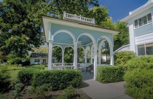 Marshfield Cabin | Dickey House, Carriage Suite