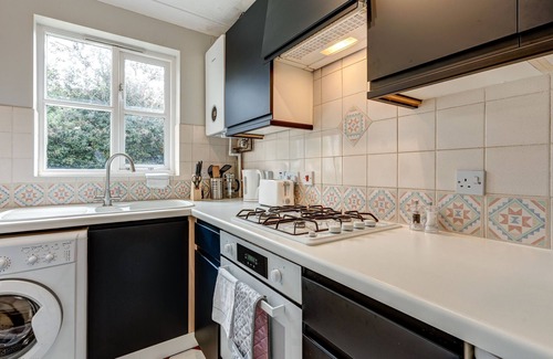 North Moreton Apartment | Didcot White House | Oxfordshire Holiday Let | 2 Beds & Sleeps 4