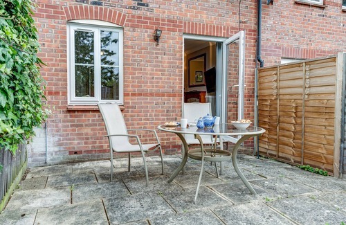 North Moreton Apartment | Didcot White House | Oxfordshire Holiday Let | 2 Beds & Sleeps 4