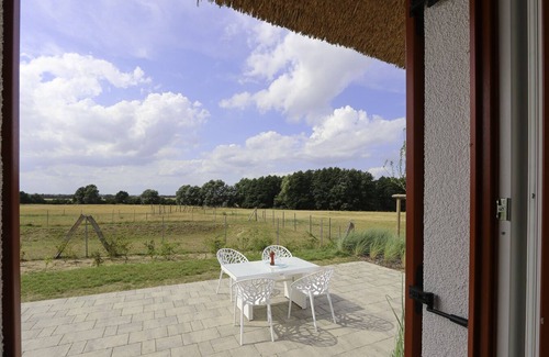 Stove House | Dieses Wunderschöne Reetdachhaus "wiesenkieker" mit Blick in die Unverbaute Natur Lädt zum Verweilen ein