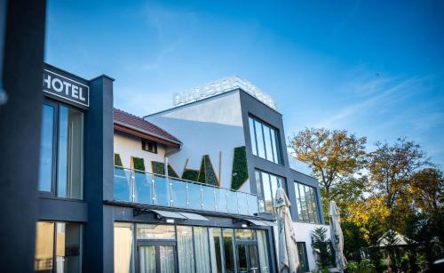 Santana Hotel | Dinasty Hotel