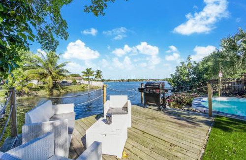 Miami Gardens Villa | Dior Lake Front Villa With Infinity Pool & Hot Tub