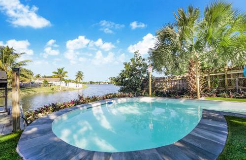 Miami Gardens Villa | Dior Lake Front Villa With Infinity Pool & Hot Tub