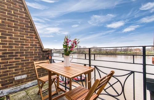 Hammersmith Apartment | Direct River Views & only 15 mins to Central London