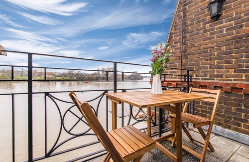 Hammersmith Apartment | Direct River Views & only 15 mins to Central London
