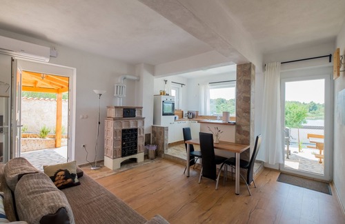 Bilice House | Directly on the water, with BOATSANLEGER! 3 separate apartments! Ideal for 6-8 pers.