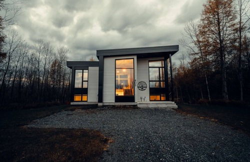 Weedon Ski Chalet | Discount! Modern Cottage- Hot Tub- Nature Escape- Fire Pit
