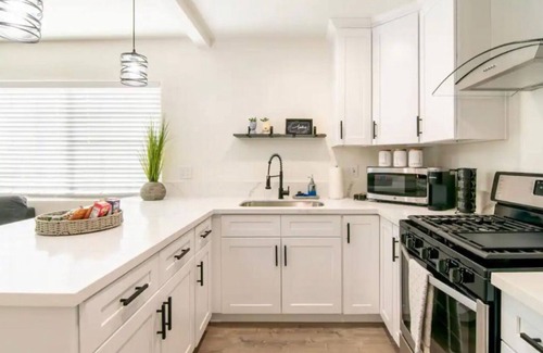 Granada Hills South Apartment | Discover a beautiful studio for rent in the heart of the valley.
