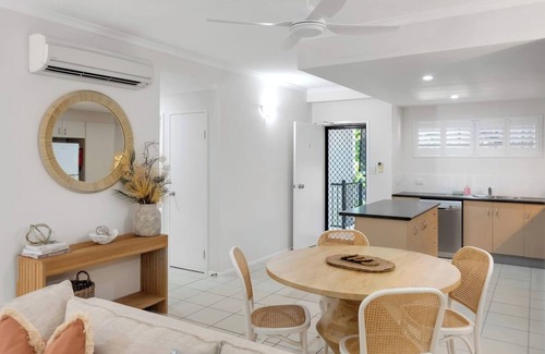 Parramatta Park Apartment | Discover a Stylish and Tranquil Haven by the Pool