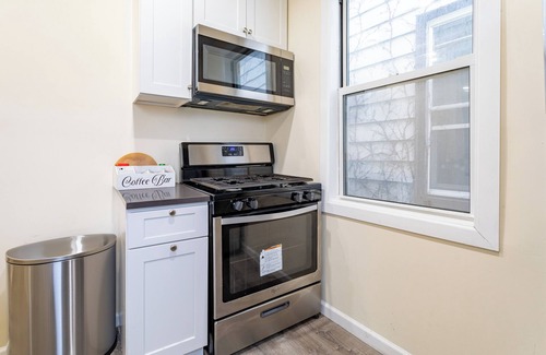 New Rochelle Apartment | Discover fun at NYC 30min drive stay at our cozy 2bed apartment in New Rochelle