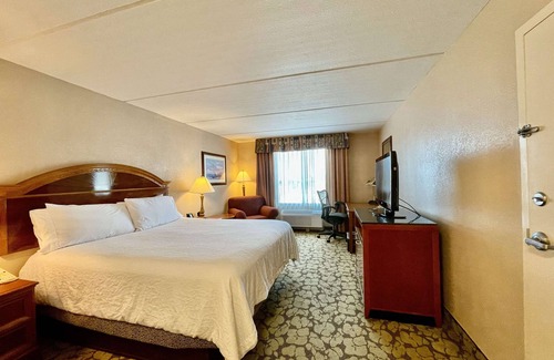 Chinatown Hotel | Discover Modern Comfort at Accommodating Houston Room with Outdoor Pool and Tub
