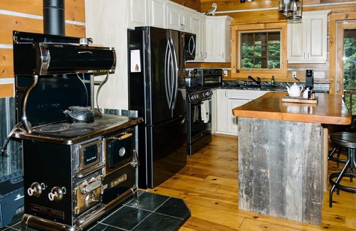 Highlands East Cottage | Discover the Creekside Escape: Your Private Retreat in Nature's Embrace