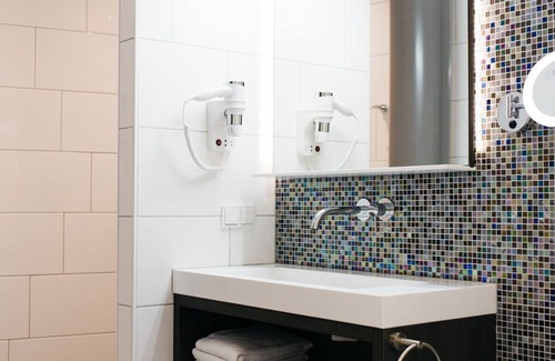 Weert Hotel | Discover Weert’s Best Spots from This Convenient Stay! Onsite Dining!