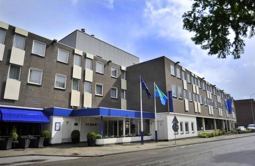 Weert Hotel | Discover Weert’s Best Spots from This Convenient Stay! Onsite Dining!
