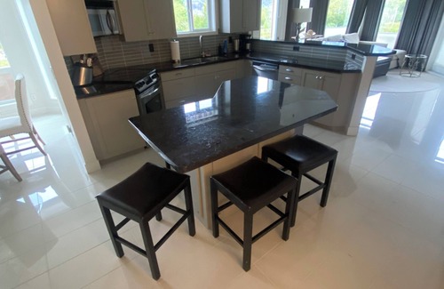 North End House | Discovery Bay, Townhouse 2.nExecutive, Premier, Luxury Lakeside Vacation Rental.