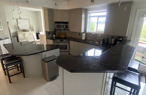 North End House | Discovery Bay, Townhouse 2.nExecutive, Premier, Luxury Lakeside Vacation Rental.
