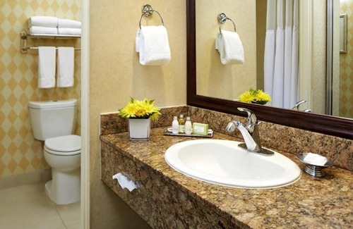 River Bottoms House | Disneyland Dream Stay: Walking Distance! Cozy Rooms, Pool & Shuttle Service!
