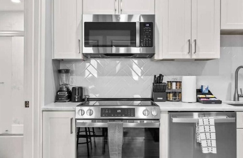 Kingman Park Apartment | District Getaway+2Bed+1 Bath Condo+Private Parking