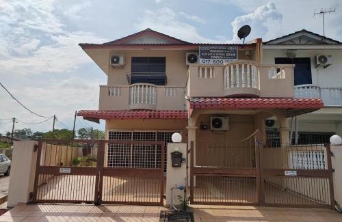 Air Puteh House | DIY 4BR Home Behind TMG Air Putih, 16 Guests