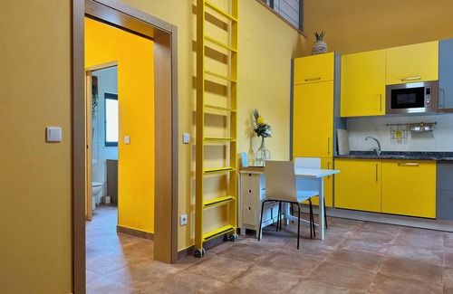 Coruche Cottage | DoAguaBoa, yellow accommodation