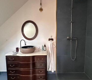 Moldovenesti House | Dock Cottage House