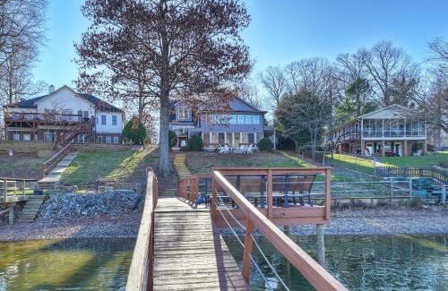 Westport House | Dock Days by AvantStay Swimming Platform Dock