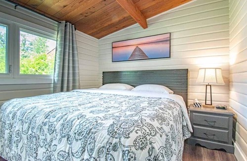 Severn Cottage | Dock Holiday - Luxury, Newly-Renovated, Cottage w/ Great Swimming & Watercraft