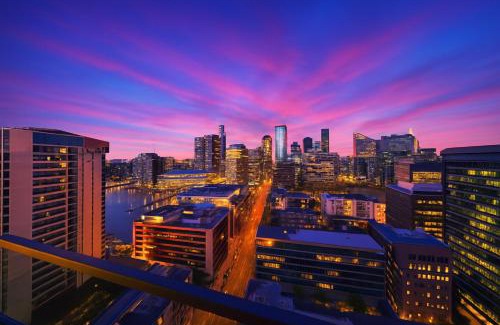 Docklands Apartment | Docklands Harbour & City Views Pool, Free Onsite Parking , Yoga & Gym