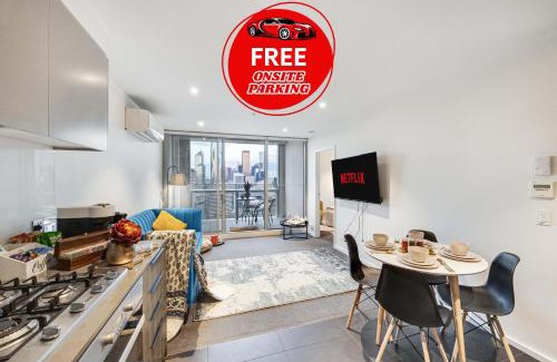 Docklands Apartment | Docklands Harbour & City Views Pool, Free Onsite Parking , Yoga & Gym