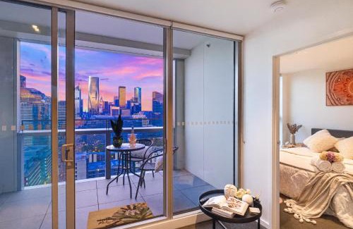 Docklands Apartment | Docklands Harbour & City Views Pool, Free Onsite Parking , Yoga & Gym