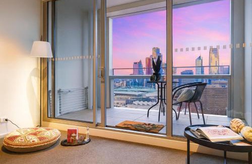 Docklands Apartment | Docklands Harbour & City Views Pool, Free Onsite Parking , Yoga & Gym