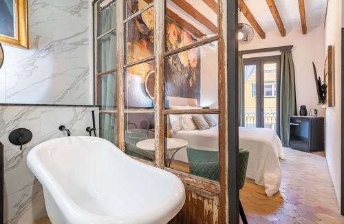 Sant Nicolau House | Dog Admiral Urban Guest House