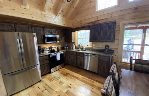 Cherry Log Cabin | Dog friendly, 2/2 w/kings, Mtn view! Fire pit, Wifi, gas logs. Cherry Log MTN !