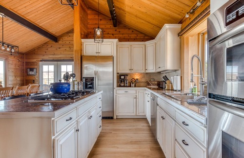 The Dalles House | Dog-friendly, 2-level gorge view home with hot tub, lovely deck, central AC, W/D
