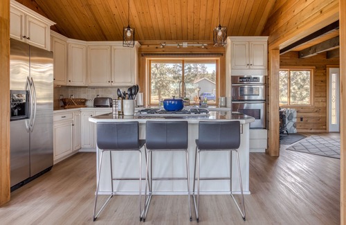 The Dalles House | Dog-friendly, 2-level gorge view home with hot tub, lovely deck, central AC, W/D