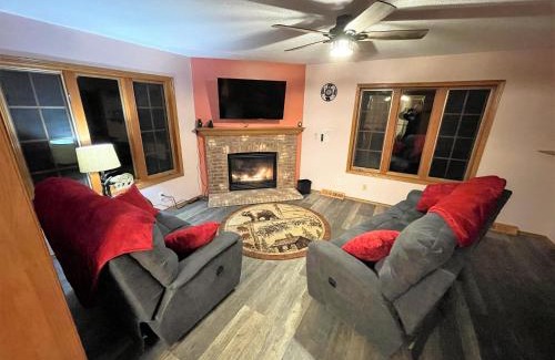 Lyndon Station Villa | Dog-friendly 6-acre 5BR 3BA home, game room, deck, Wisconsin Dells 10min