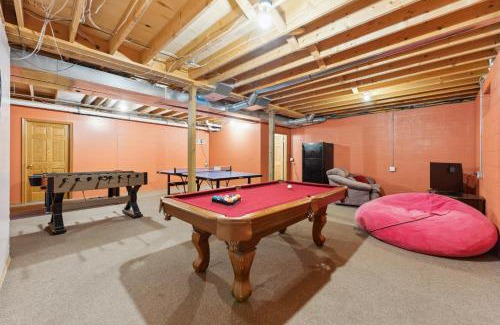Lyndon Station Villa | Dog-friendly 6-acre 5BR 3BA home, game room, deck, Wisconsin Dells 10min