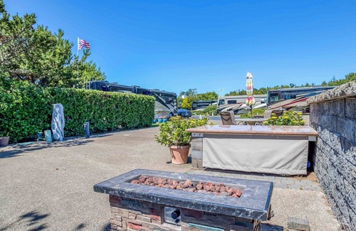 Agate Beach RV Rental | Dog Friendly, Available with 50AMP, 30AMP, Water and Sewer hook up's, WiFi