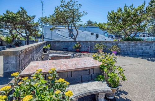 Agate Beach RV Rental | Dog Friendly, Available with 50AMP, 30AMP, Water and Sewer hook up's, WiFi