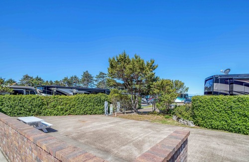 Agate Beach RV Rental | Dog Friendly, Available with 50AMP, 30AMP, Water and Sewer hook up's, WiFi