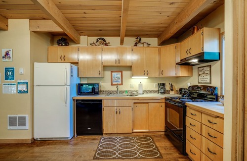 Black Butte Ranch Cabin | Dog-friendly cabin with deck, mountain views, pools, & hot tubs