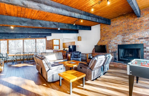 The Blue Mountains Ski Chalet | Dog-friendly lodge w/ a full kitchen, fireplace, dry sauna, & furnished deck